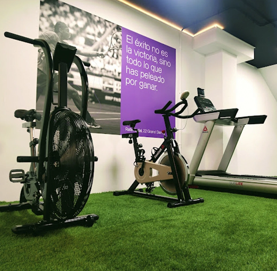 Interior de gimnasio con bicis estáticas y cintas de correr
