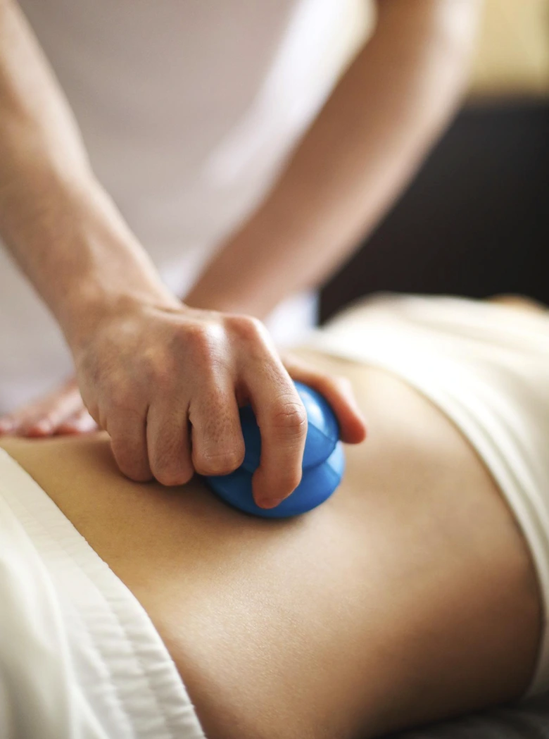 fisioterapeuta haciendo terapia en espalda