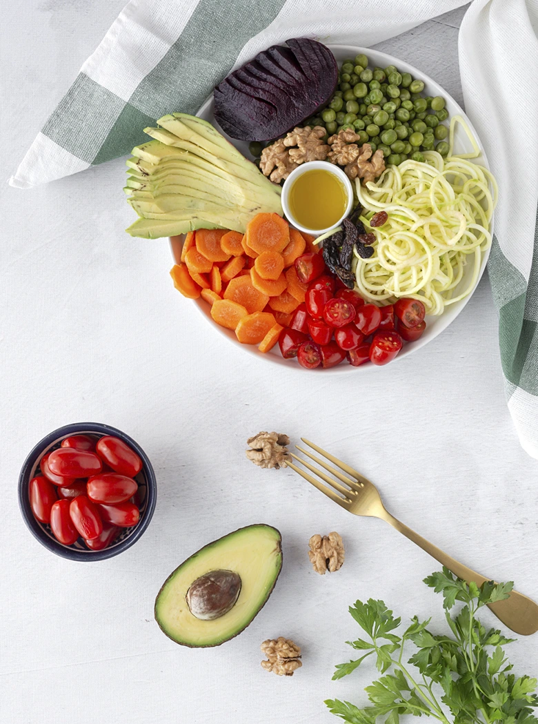 ensalada de pasta con guisantes, tomate y aguacate