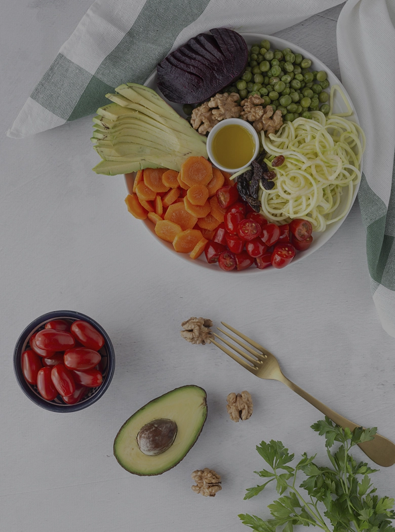 Ensalada de pasta con zanahoria, guisantes y aguacate